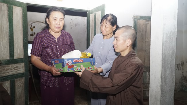 Presenting gifts to difficult families during the Buddha's Birthday in 2020 of Dong Cao Pagoda.
